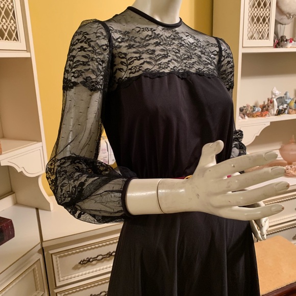Vintage black dress with lace detail. - Picture 2 of 8